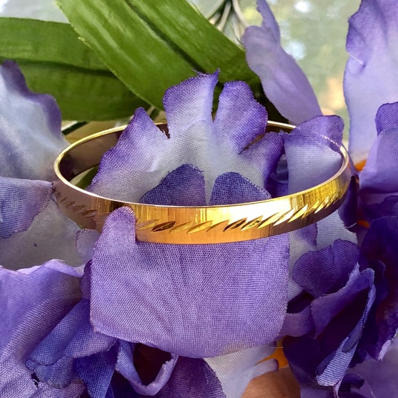 Fabulous Monet Etched Gold Bangle Vintage - Picture 6 of 7